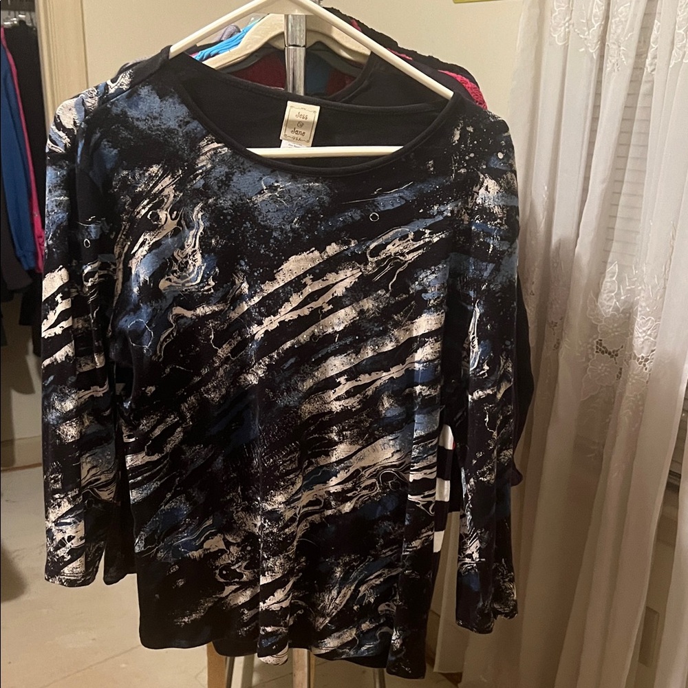 Elegant Navy and White Swirl 3/4 Sleeve Top